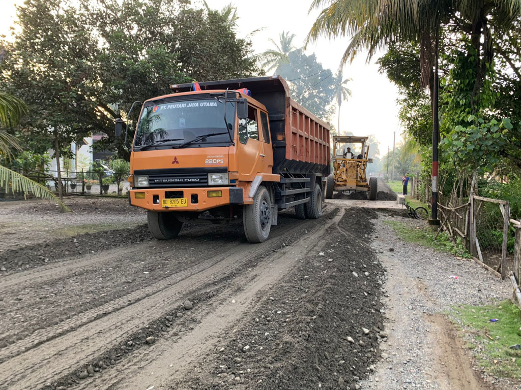 Proses pembangunan jalan Aspal yang berada di dusun Karya Bakti 